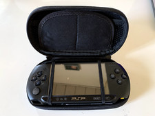 Sony PSP E1004 Street Consola NUOVA+ Custodia + Memory Card + Caricabatterie