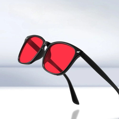 Occhiali con lenti rosse che - lenti,
