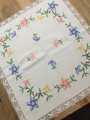 Tovaglia fatto di ricamo - tovaglia,