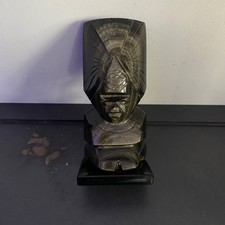 Scultura ossidiana intagliata