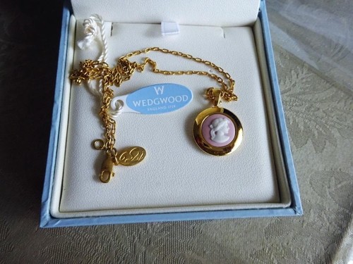 Collana con ciondolo rosa