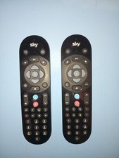 2  TELECOMANDI SKY Q  CON FUNZIONE VOCALE..