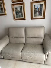 Divano Con Poggia Piedi In Pelle Chiara