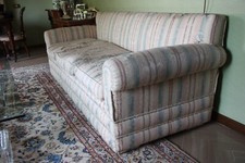 Divano classico in tessuto jacquard in colorazione beige. (prezzo trattabile)