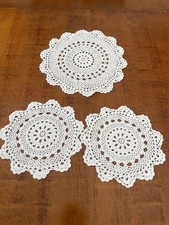 Gruppo di n. 3 CENTRINI BIANCHI VINTAGE FATTI A MANO ALL'UNCINETTO