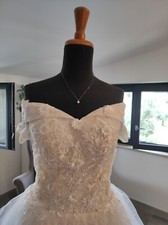 Abito da sposa avorio con strascico. Corpetto ricamato. Gonna con ricami e tulle