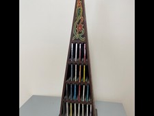 Vintage Porta Cd in Legno a Piramide con fantasie colorate (altezza 1m)