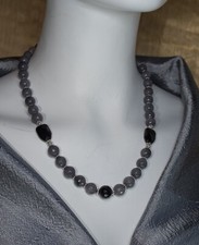 Elegante collana di pietre dure in giada grigia sfaccettata e agata nera 