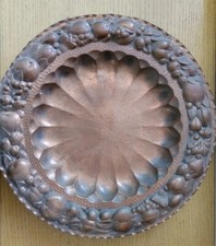 Piatto in rame con tre piedini a forma zampa di animale. Diametro 38 cm