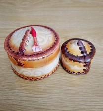 DUE SCATOLE IN PELLE DECORAZIONE ARTIGIANALE INCISA. RAPPRESENTA YURTA KAZAKA