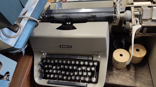 Macchina scrivere facit - da,