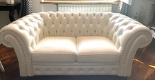 Coppia di divani tipo Chesterfield in pelle bianca, pari al nuovo. 