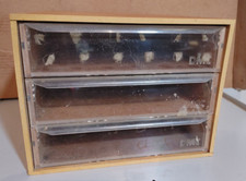 Armadio in legno 3 cassetti filo da cucire DMC: vetrina negozio #3