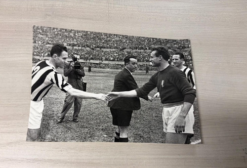 Foto calcio mazzola stringe - foto, la