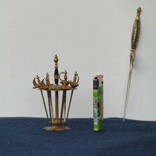 LOTTO TAGLIACARTE DI TOLEDO E MANUFATTO IN MINIATURA PORTA SPADE ARMI DI TOLEDO