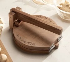 Tortilla in legno con fiori