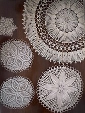 centrini rotondi vintage di varie dimensioni, realizzati a mano.