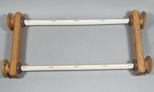 Cornice pergamena ricamo legno