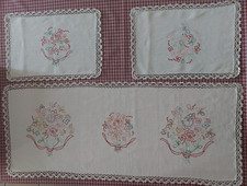  Centrini per camera matrim. - centrini lavorati all'uncinetto e ricamati a mano