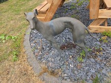 Statua cane frusta da giardino