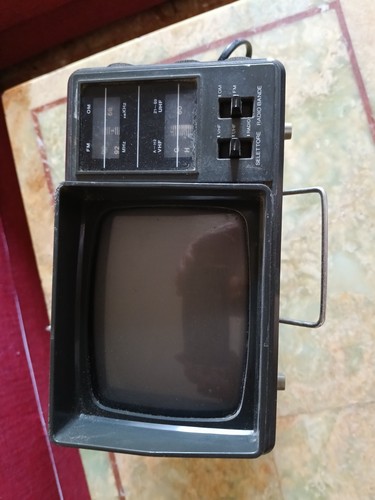 Televisore radio portatile - e,