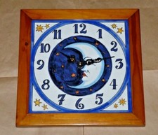 orologio a parete in maiolica smaltata e cornice in legno rifinita in gommalacca