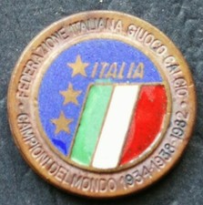 UN DISTINTIVO FIGC FEDERAZIONE ITALIANA GIUOCO CALCIO CAMPIONI MONDO 1934-38-82