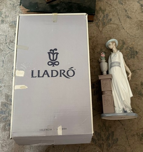 Lladro porcelain lady grand - porcelain,