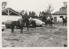 B3 -  Foto Photo Fotografia Anni 50 - Gruppo a Cavallo e Auto Americane