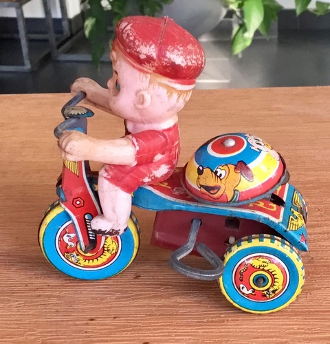Triciclo con ragazzo - , e