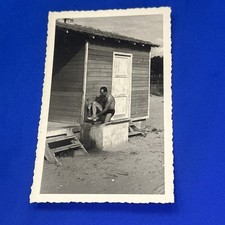 UOMO SI LAVA I PIEDI FOTO VINTAGE - CARTOLINA PICCOLA BIANCO E NERO