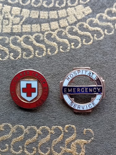 Vintage pin badges red - badges:,