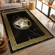 Tappeto Versace con cornice greca, sfondo effetto marmo, tappeto oro e nero