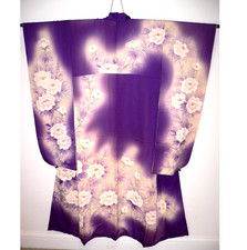 FAVOLOSO KIMONO FURISODE GIAPPONESE VINTAGE LUNGO, VIOLA, SETA, FIORI DIPINTI A MANO
