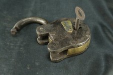 Antica serratura in ferro con