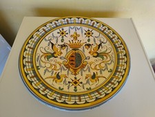 Piatto in ceramica dipinta a mano con stemma centrale in stile deruta ( cm. 42 )