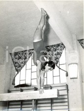 1956 USCIO - Nazionale Ginnastica Artistica - Atleta in verticale sulla trave 