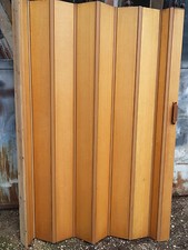 Porta a soffietto legno chiaro per piccoli ambienti