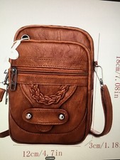 Borsello a Tracolla nuovo da donna in pelle pu porta cellulare ed altro nuovo.