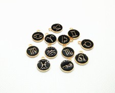 ciondoli segno zodiacale in metallo smaltato 12mm colore nero ,oro bijoux 