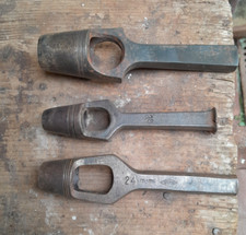 3 vecchie fustelle cuoio, pelle, metallo tenero, lunghezza cm.18,16,5,15 marchio