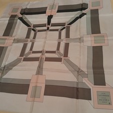 Un foulard Hermès Cassandre