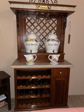 Cantinetta vini, con botti in ceramica, portabottiglie e bicchieri, faretti