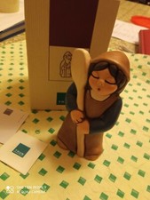 Meravigliosa Pastorella con pala per il  pane del  presepe Giubileo blu Thun . 