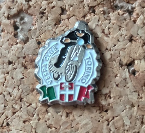 Pin vespa club torino - pin's,