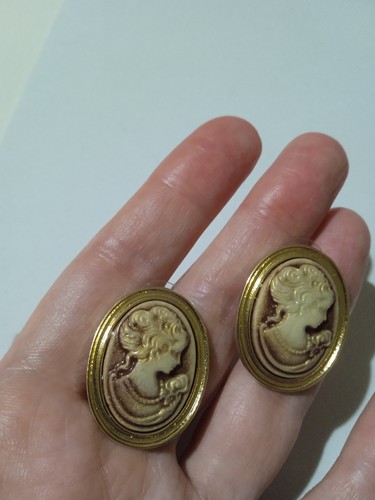 Orecchini colore oro con cameo