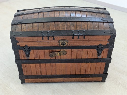 Antico grande baule risalente