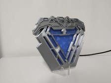 Reattore Arc Tony Stark Infinity War lucetta notturna con supporto e comandi.