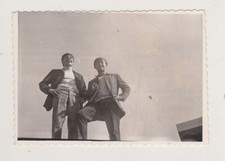 Due giovani uomini belli e