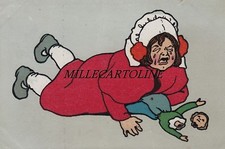 Bambini e giochi  (Bambina piange disperata per la bambola rotta)